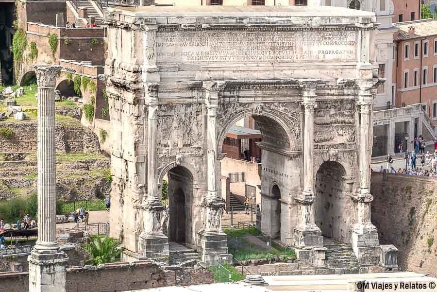 Arco de Septimio Severo en el Foro Romano visto desde arriba, imprescindible en que ver en Roma en 4 dias.