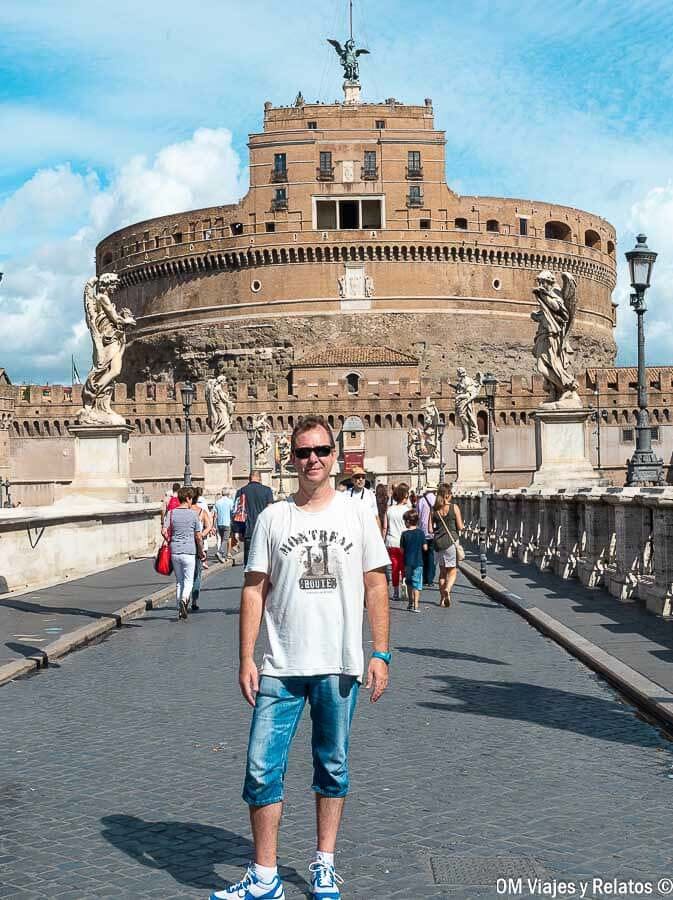 Foto de JC posando en el Puente Sant’Angelo con el Castel Sant’Angelo al fondo, un imprescindible en que ver en Roma en 4 días.
