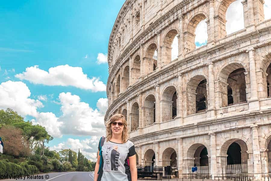 Servidora junto a la fachada del Coliseo de Roma, una parada imprescindible en que ver en Roma en 4 dias.