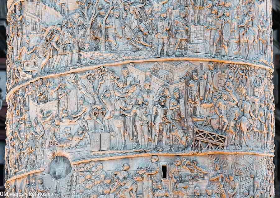 Detalle de los relieves en espiral de la Columna de Trajano, un imprescindible en que ver en Roma en 4 días.