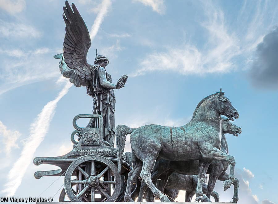 Cuadriga con Victoria alada en un monumento de Roma, un imprescindible en que ver en Roma en 4 días.