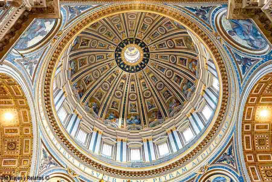 Detalle de la cúpula interior de la Basílica de San Pedro en el Vaticano, imprescindible en que ver en Roma en 4 dias.