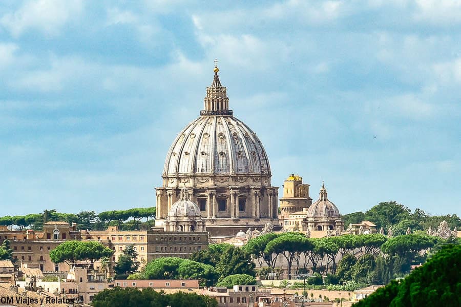 Vista de la cúpula de la Basílica de San Pedro en el Vaticano, imprescindible en que ver en Roma en 4 dias.