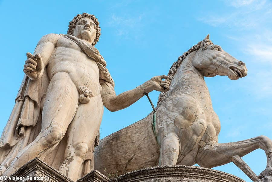 Estatua de mármol con figura y caballo vista desde abajo, un detalle monumental en que ver en Roma en 4 días.