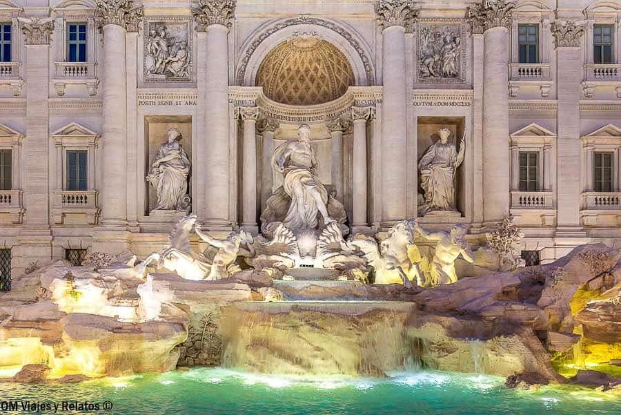 Fontana di Trevi iluminada por la noche, un imprescindible en que ver en Roma en 4 dias.
