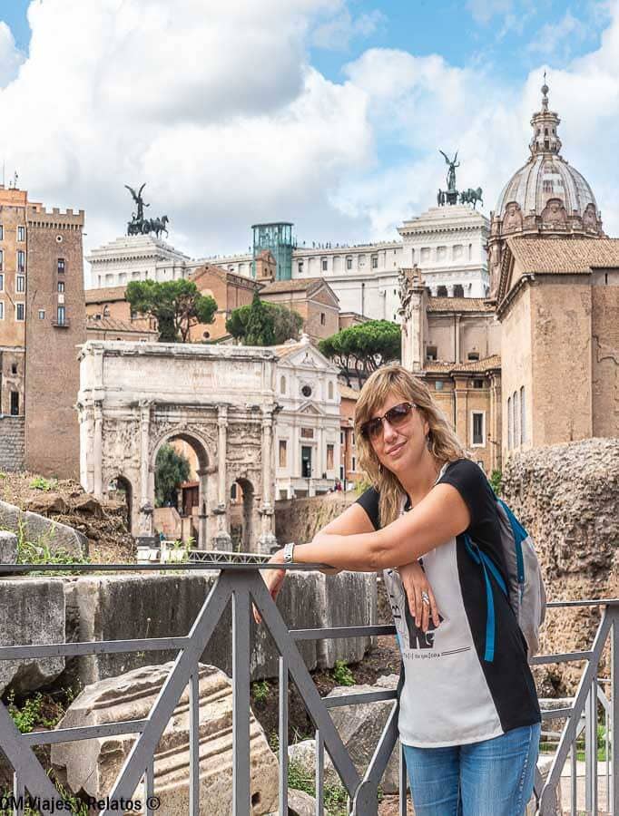Foto mía posando con vistas al Foro Romano y un arco histórico al fondo, ideal en que ver en Roma en 4 dias.