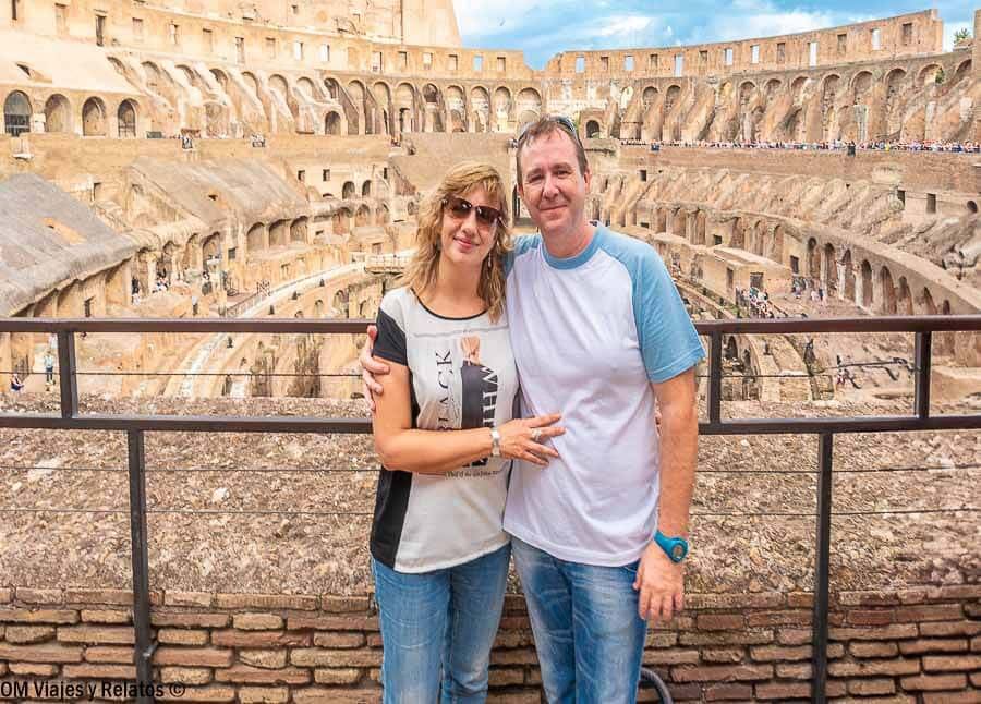 Foto en pareja de OM Viajes y Relatos en el interior del Coliseo de Roma, una experiencia imprescindible en que ver en Roma en 4 dias.