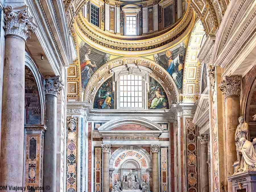 Interior de la Basílica de San Pedro con columnas, mosaicos y capillas, imprescindible en que ver en Roma en 4 dias.