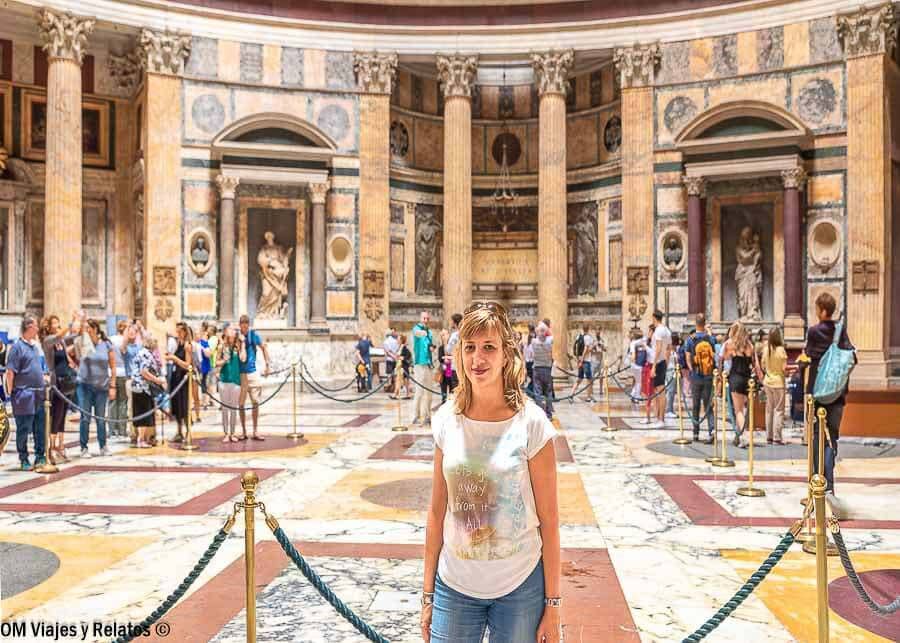 Viajera en el interior del Panteón de Roma con visitantes al fondo, un imprescindible en que ver en Roma en 4 dias.
