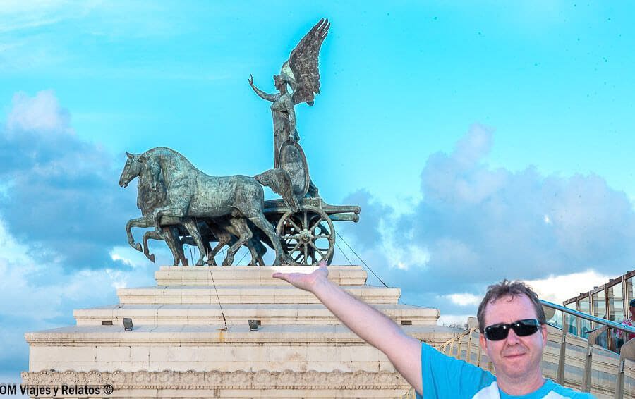 JC posando junto a la cuadriga del Monumento a Vittorio Emanuele II, un imprescindible en que ver en Roma en 4 días.
