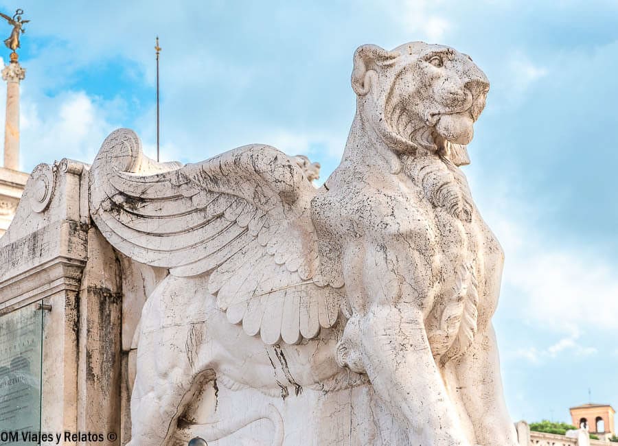 Escultura de león alado de mármol en un monumento de Roma, un detalle curioso en que ver en Roma en 4 días.