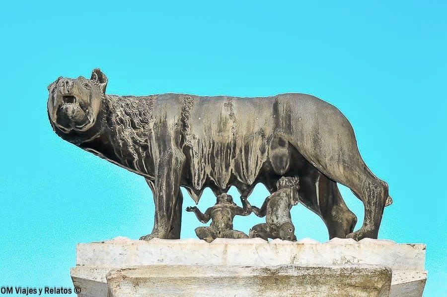 La Loba Capitolina amamantando a Rómulo y Remo, un símbolo de Roma en que ver en Roma en 4 días.