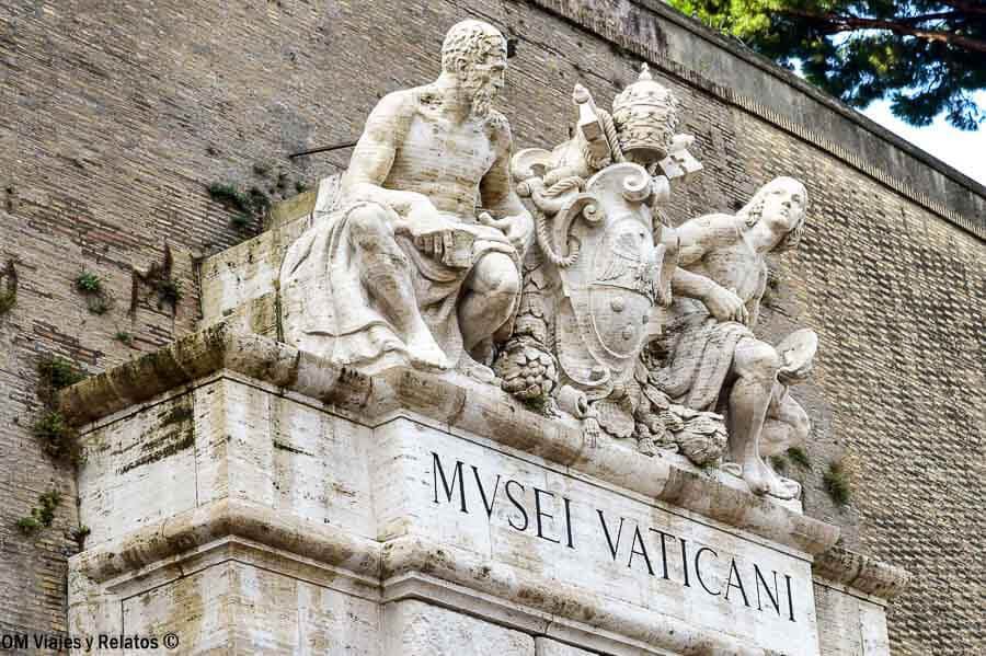 Escultura en la entrada de los Museos Vaticanos, una visita imprescindible en que ver en Roma en 4 días.