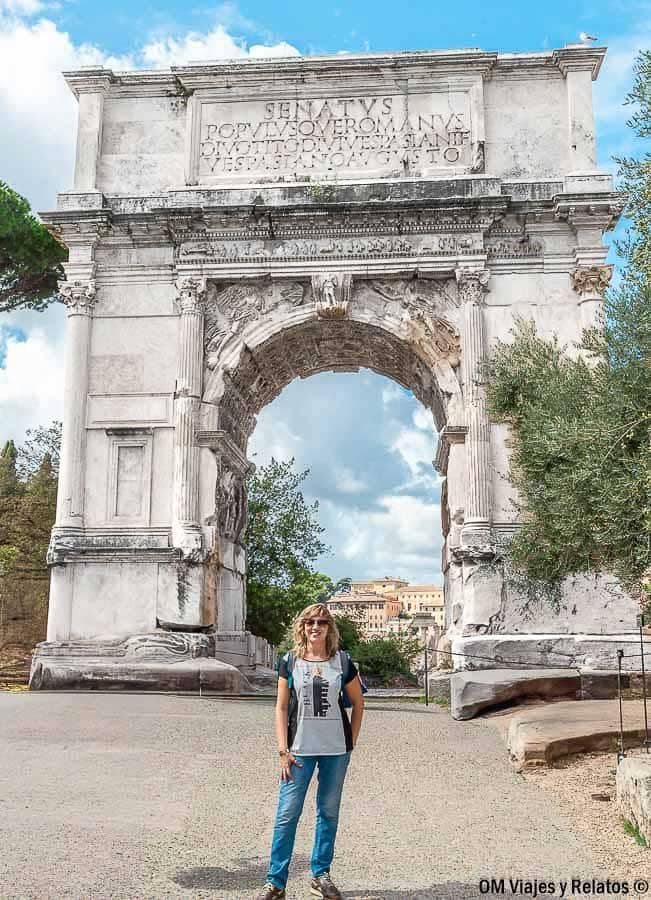 Foto mía frente al Arco de Tito en Roma, una parada clásica en que ver en Roma en 4 días.