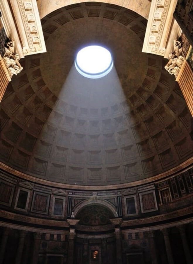 Luz entrando por el óculo de la cúpula del Panteón de Roma, un imprescindible en que ver en Roma en 4 días.
