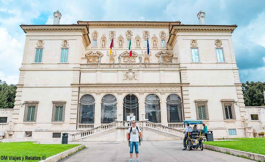 JC frente a la fachada de Villa Borghese (Galería Borghese) en Roma, un plan top en que ver en Roma en 4 días.