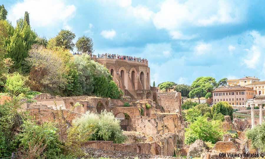 Vista panorámica de las ruinas del Foro Romano y la colina del Palatino, imprescindible en que ver en Roma en 4 días.