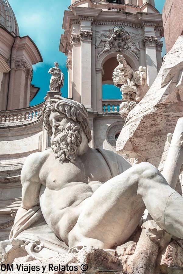 Detalle de una de las esculturas de la Fuente de los 4 ríos, imprescindible en que ver en Roma en 4 dias.