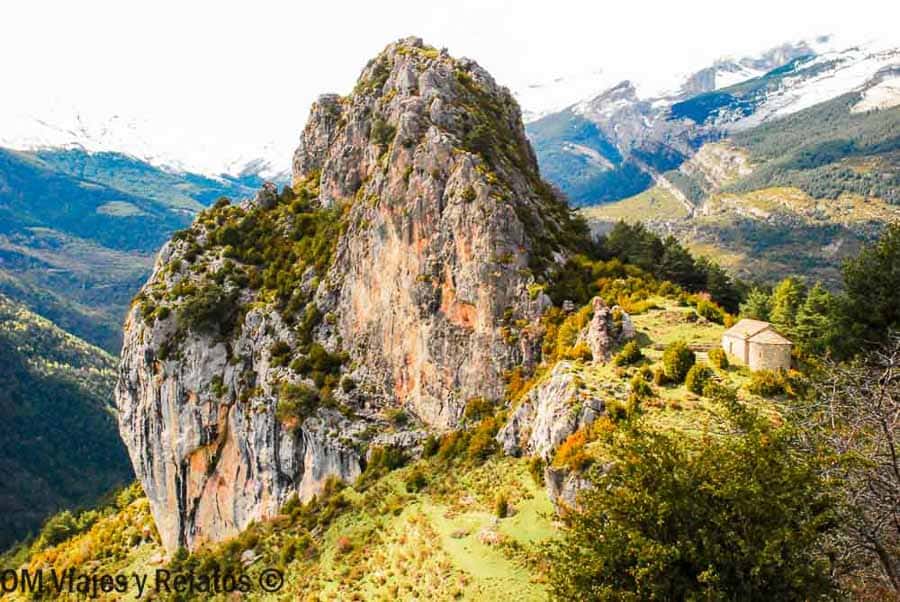 Paisaje de la ruta de las ermitas románticas de Tella con una ermita en la ladera, ideal para que ver en Ordesa y Monte Perdido.