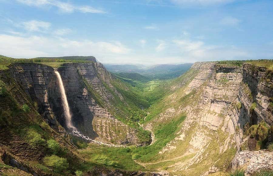 Salto del Nervión entre impresionantes cañones y paisaje verde, una ruta imprescindible de rutas en Castilla y Leon.