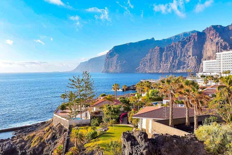Vista costera de Los Gigantes en Tenerife, una de las mejores zonas donde alojarse en Tenerife.