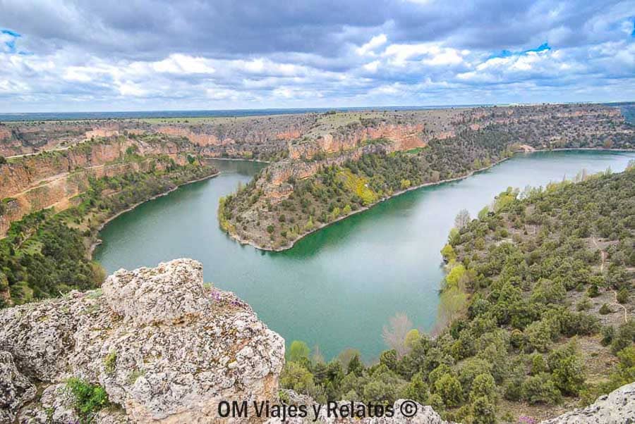 Vista panorámica de las Hoces del Río Duratón con meandros y cañones, una ruta imprescindible de rutas en Castilla y León.