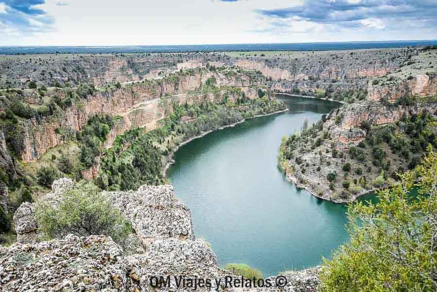 Vista panorámica de las Hoces del Río Duratón con cañones y meandro fluvial, una ruta imprescindible de rutas en Castilla y Leon.