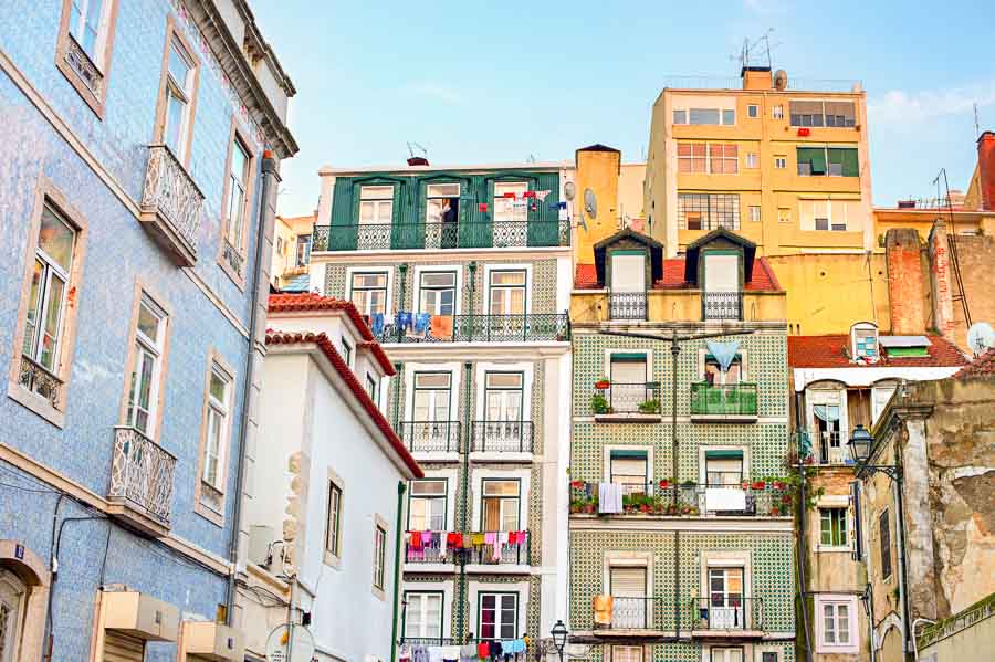 Fachadas con azulejos y balcones en el barrio de Alfama, una zona tradicional y con mucho encanto para decidir donde alojarse en Lisboa.