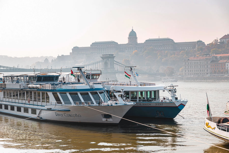Embarcadero para hacer un paseo en barco por Budapest.