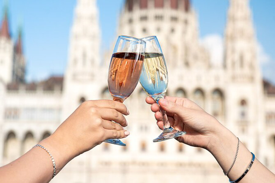 Crucero por Budapest con bebida incluida.