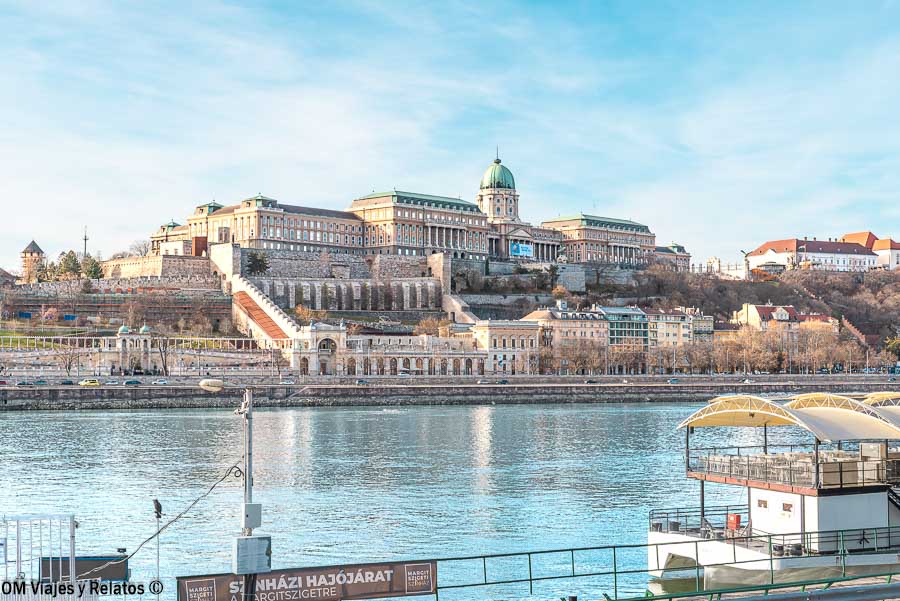 Vistas de Budapest desde la cubierta de un barco por el Danubio.