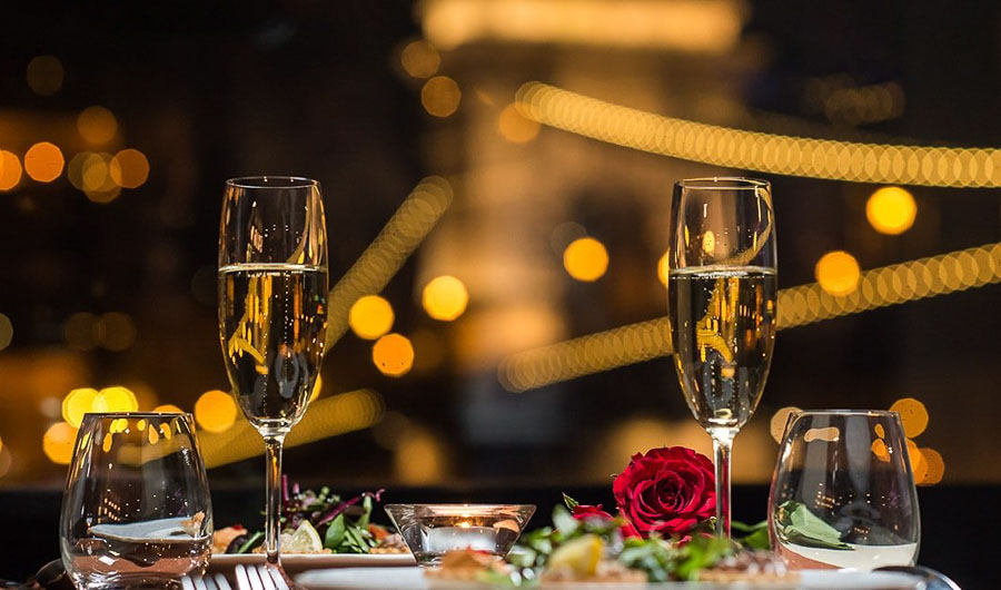 Cena romántica durante un crucero por el Danubio en Budapest.