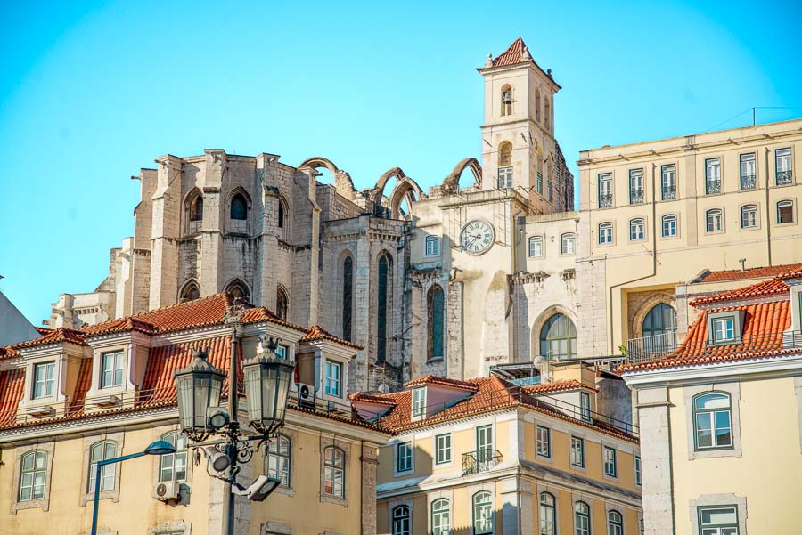 Convento do Carmo visto desde el barrio de Chiado, una zona elegante y céntrica para decidir donde alojarse en Lisboa.