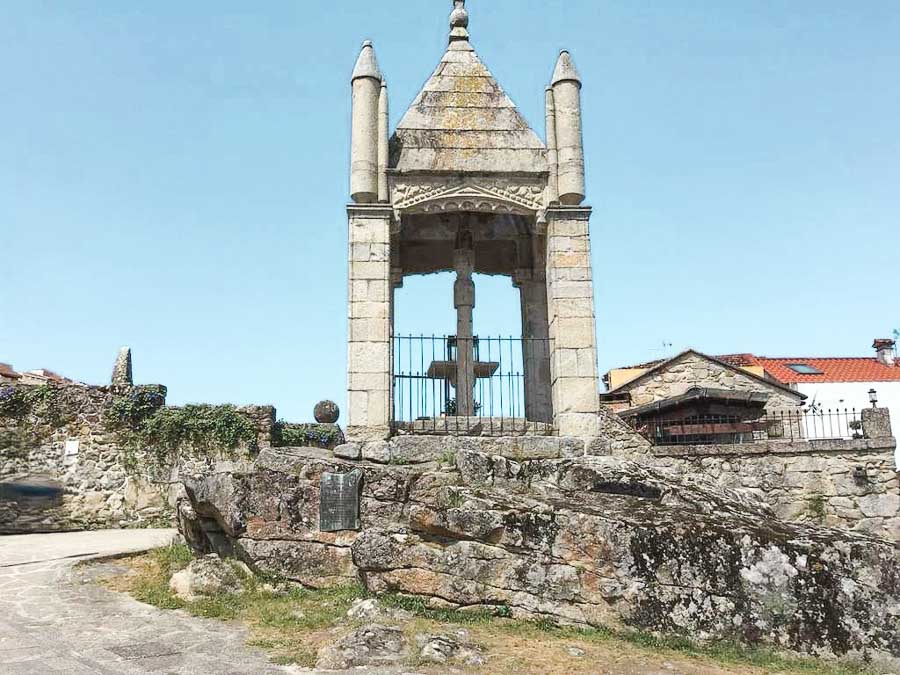 Cruceiro de la Santísima Trinidad en Baiona, uno de los rincones históricos que ver en Baiona y alrededores.