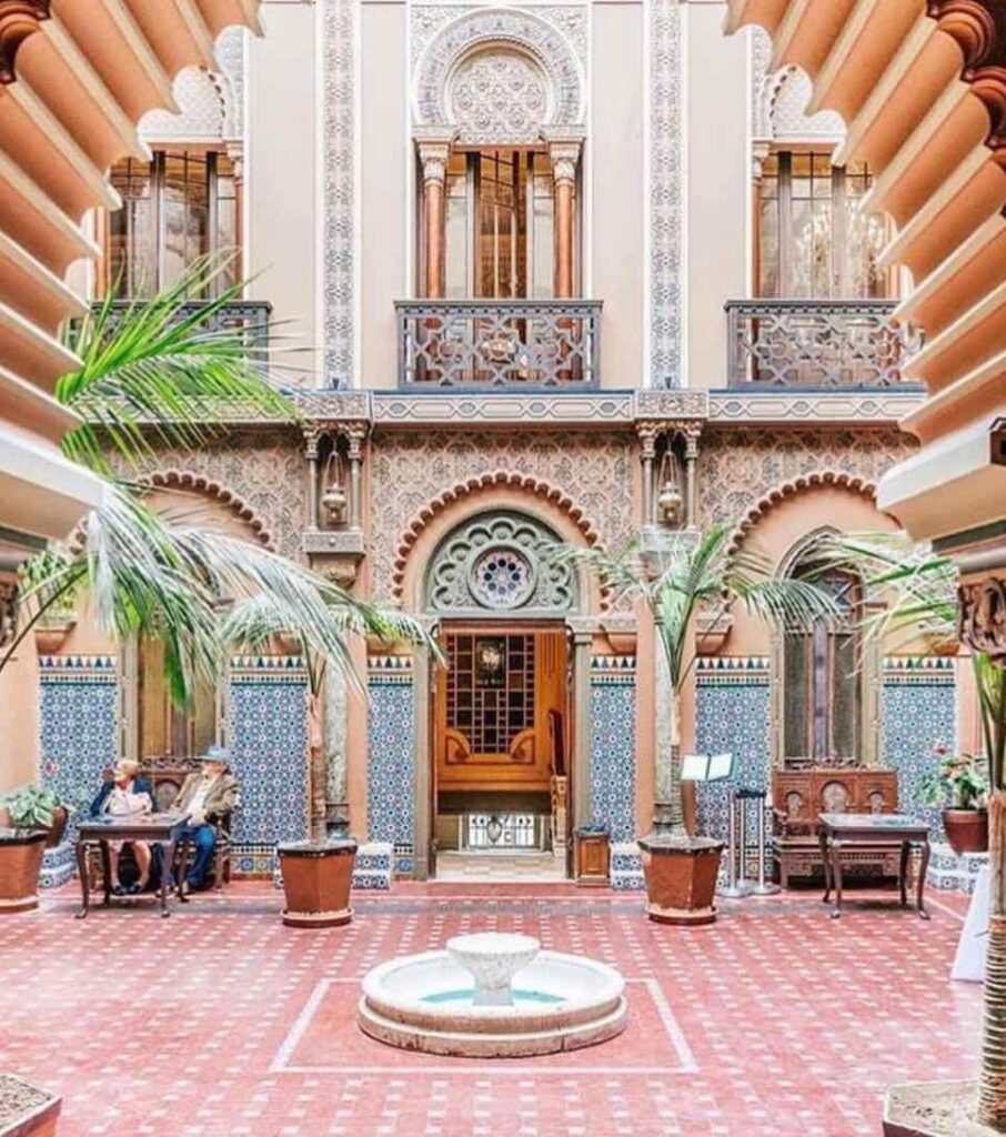 Patio interior con azulejos y decoración elegante en Avenida da Liberdade, una zona sofisticada y céntrica para decidir donde alojarse en Lisboa.