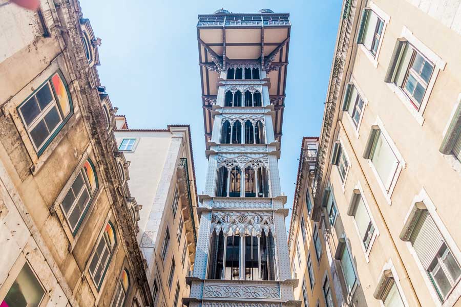 Elevador de Santa Justa entre edificios del centro histórico de Lisboa, una zona muy cómoda y bien comunicada para decidir donde alojarse en Lisboa.