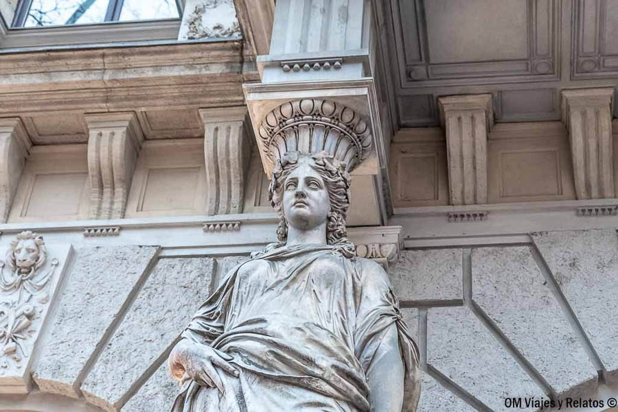 Escultura clásica en el distrito 6 de Budapest, una zona elegante a tener en cuenta al decidir donde alojarse en Budapest.