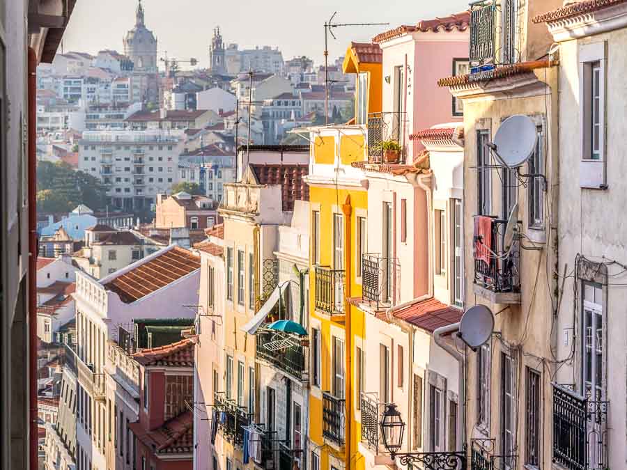 Fachadas coloridas con balcones y vistas a los barrios históricos de Lisboa, una zona con encanto para decidir donde alojarse en Lisboa.