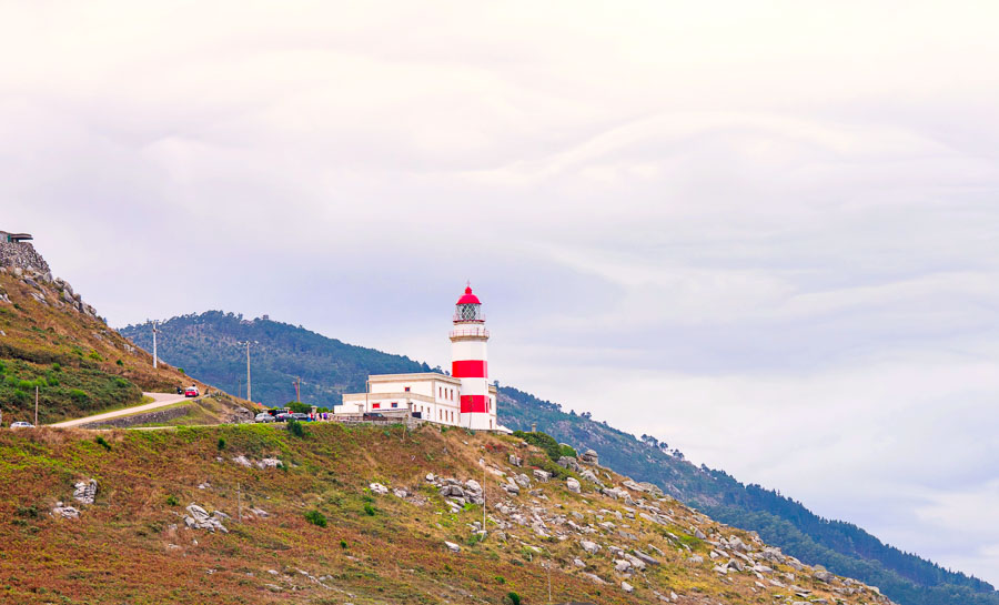 Faro de Cabo Silleiro en la costa, uno de los paisajes imprescindibles que ver en Baiona y alrededores.