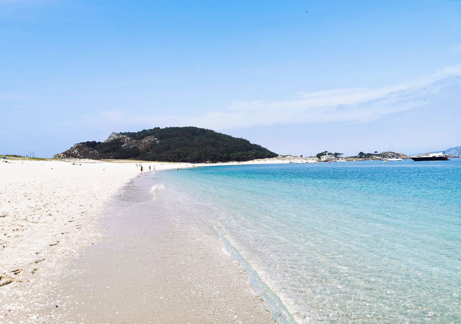 Playa de arena blanca y aguas cristalinas en las Islas Cíes, uno de los paisajes más bonitos que ver en Baiona y alrededores.