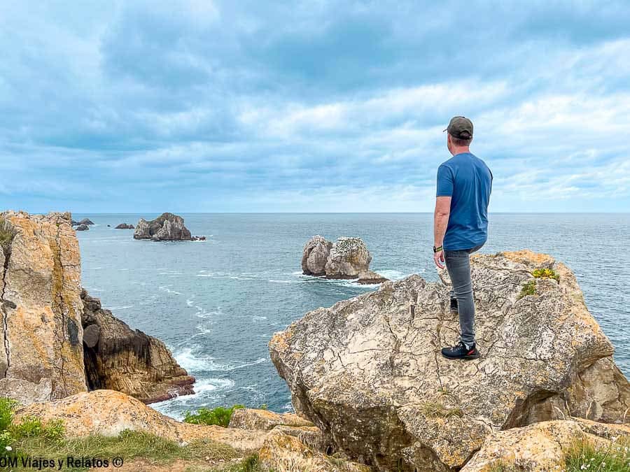 JC sobre una roca en los acantilados de la Costa Quebrada, plan imprescindible de que ver en Cantabria en 3 dias.