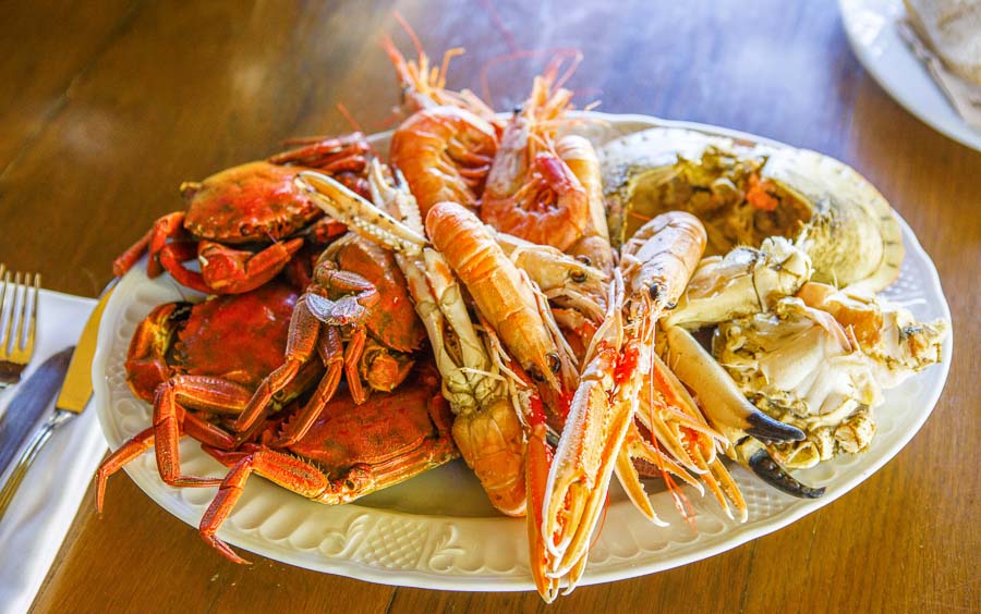 Mariscada gallega con centollo, nécoras y cigalas, una experiencia gastronómica imprescindible que ver en Baiona y alrededores.