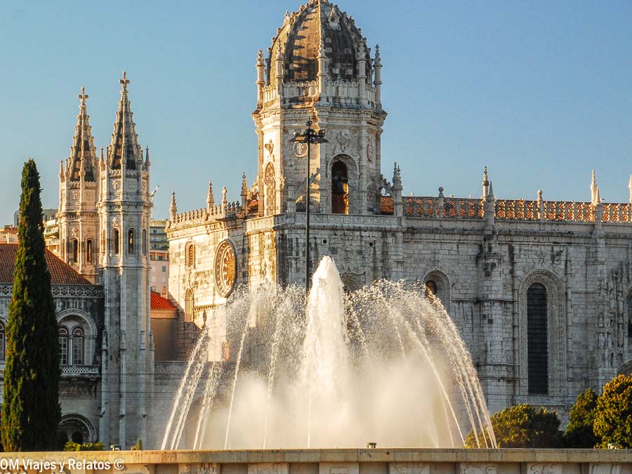 Monasterio de los Jerónimos en Belém con fuente en primer plano, una zona monumental y tranquila para valorar donde alojarse en Lisboa.