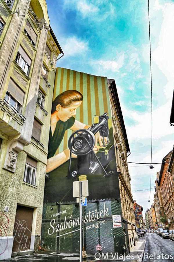 Mural de street art en una calle del distrito 7 de Budapest, una zona moderna e interesante para decidir donde alojarse en Budapest.