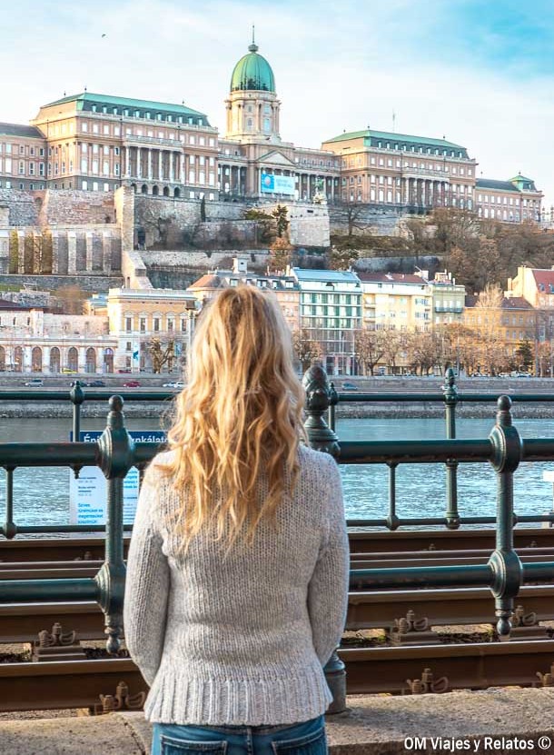 Foto mía contemplando el Castillo de Buda junto al Danubio, una imagen perfecta para completar un paseo en barco Budapest.