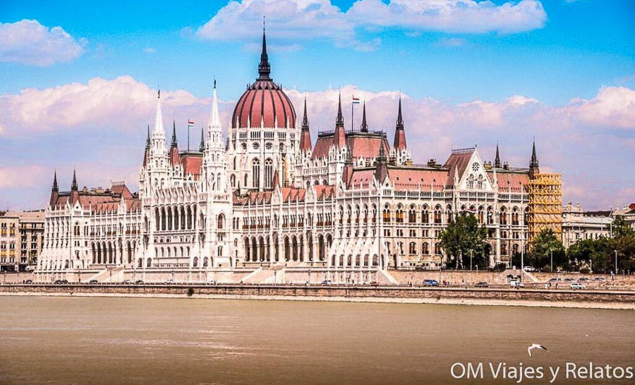 Parlamento de Budapest junto al Danubio, una de las vistas más emblemáticas de un paseo en barco Budapest.