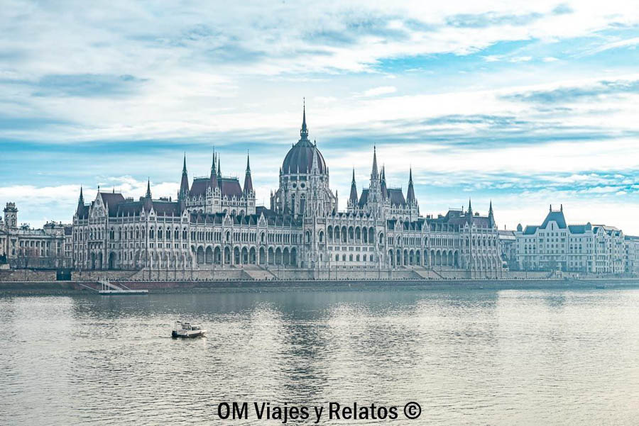 Parlamento de Budapest junto al Danubio, una de las vistas más icónicas durante un paseo en barco Budapest.