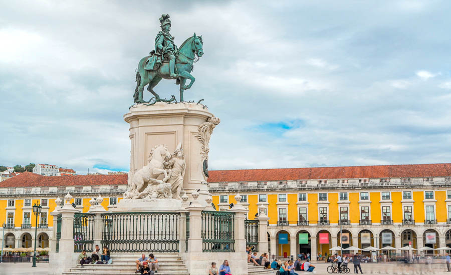Plaza del Comercio de Lisboa con la estatua ecuestre y edificios porticados, una zona céntrica junto al Tajo para decidir donde alojarse en Lisboa.