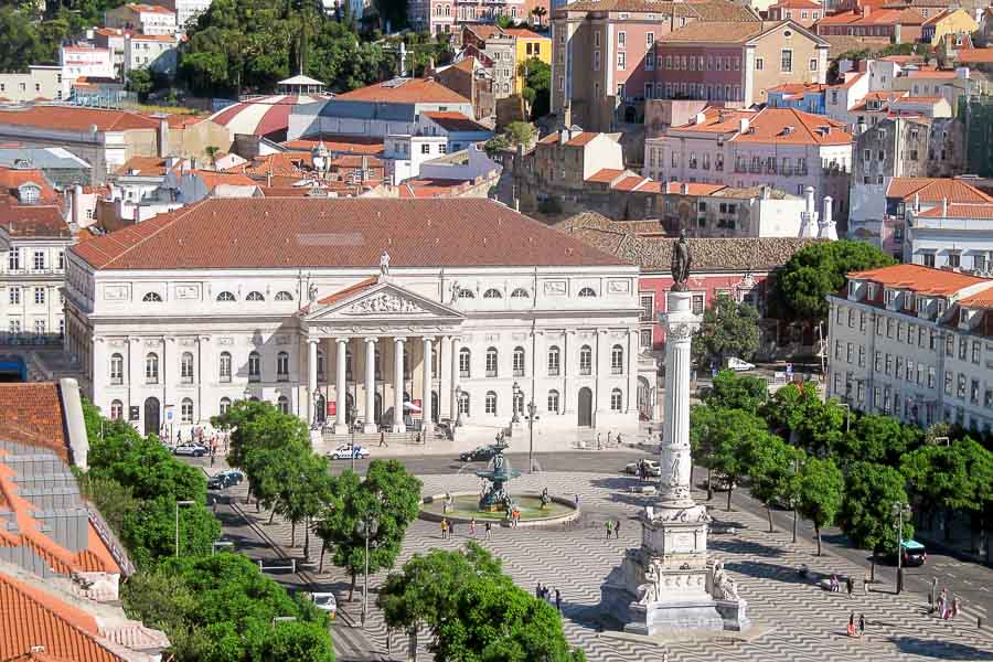 Vista panorámica de la Plaza del Rossio con edificios históricos en el centro de Lisboa, una zona práctica y animada para decidir donde alojarse en Lisboa.