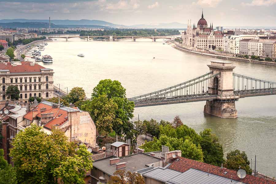 Puente de las Cadenas sobre el Danubio con el Parlamento al fondo, una de las vistas más icónicas de un paseo en barco Budapest.